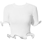 Haut en tricot côtelé ajusté à manches courtes et col ras du cou avec bordure zippée à volants artistiques